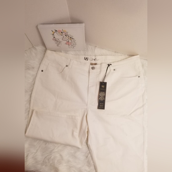 DG2 by Diane Gilman Pants - Cute white knee length jean shorts very comfortable and very streachy